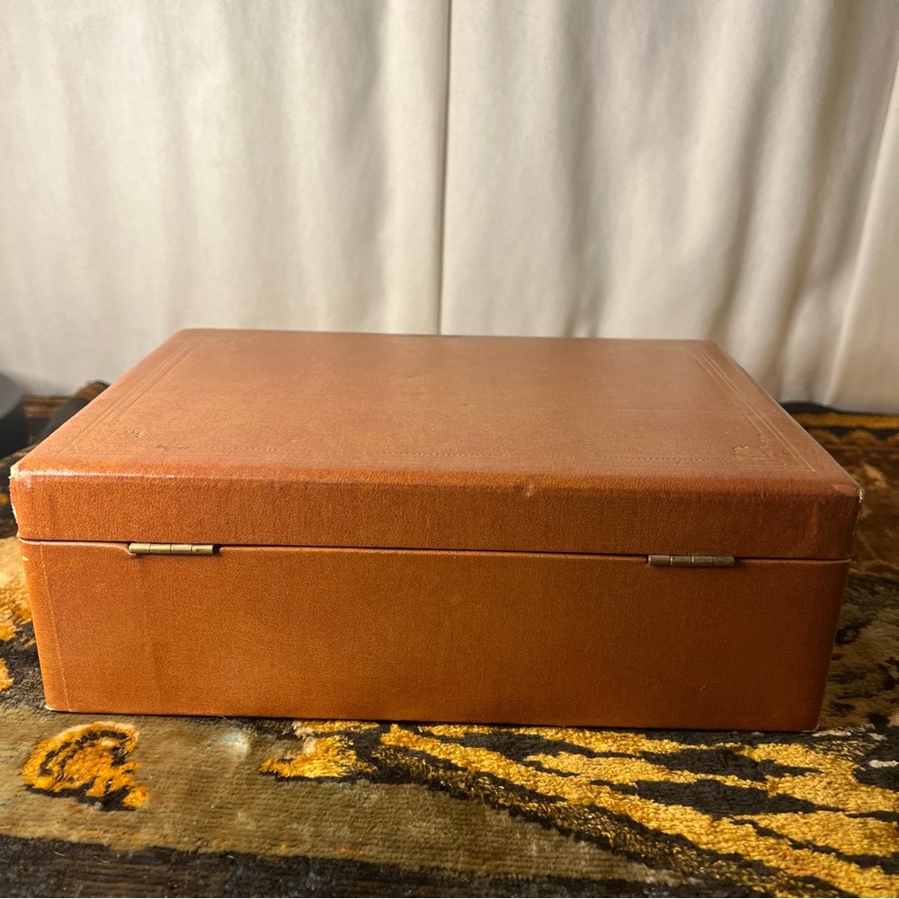 Elegant Vintage Brown Faux Leather Jewelry Box & Green Velvet Lining - Picture 14 of 16